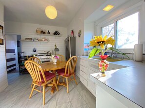 Fridge, microwave, oven, stovetop - Sunny Full House in ♥ of Five Points, Self Check-In (Buffalo)