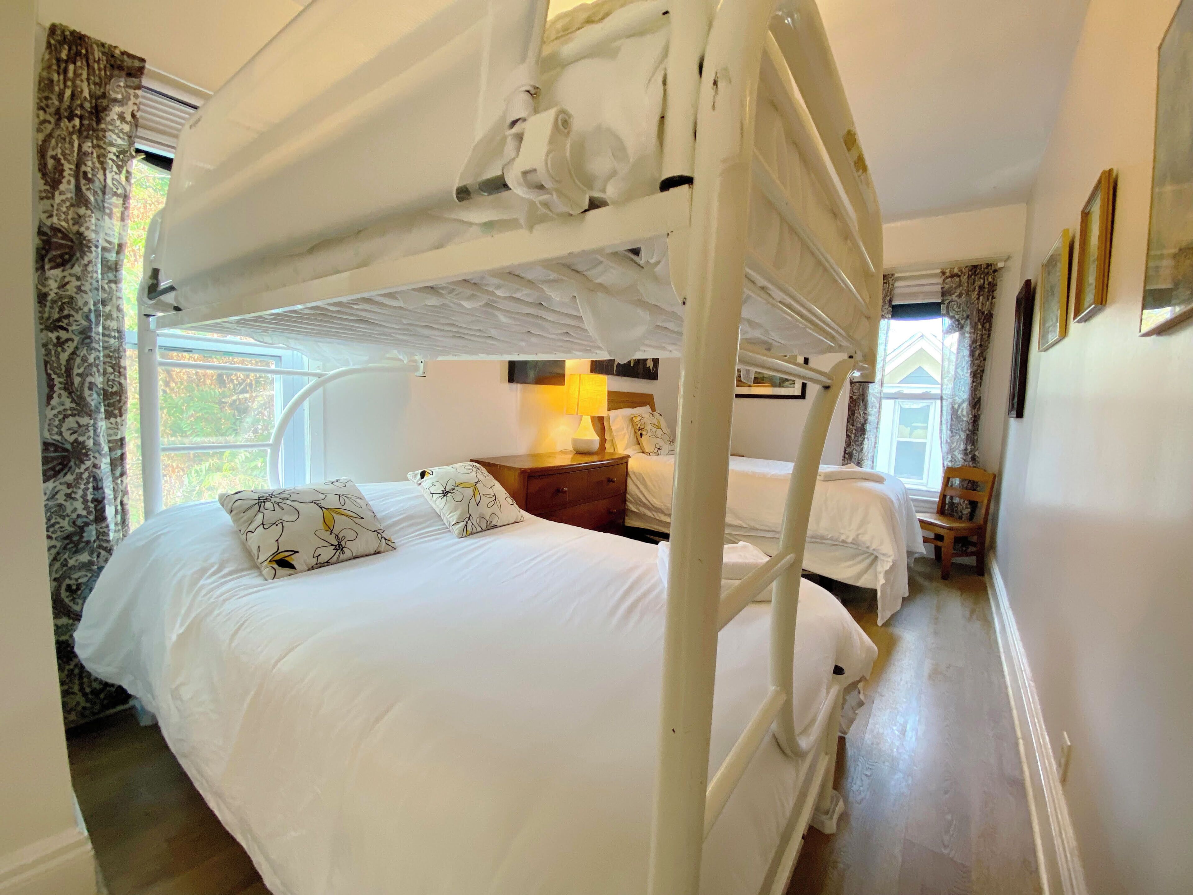 4 Schlafzimmer, Schreibtisch, Bügeleisen/Bügelbrett, Reisekinderbett