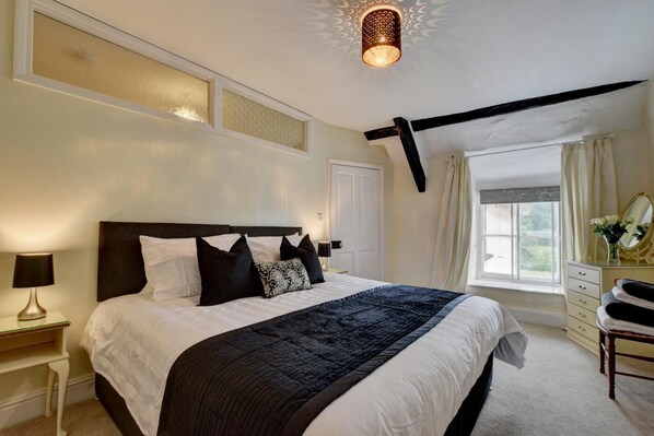 2 bedrooms, desk, iron/ironing board, travel crib