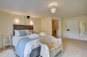 2 bedrooms, desk, iron/ironing board, travel crib