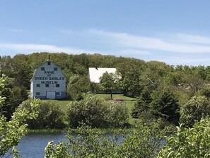 Exterior - Wavie Waters Cottage! - King bed, Kayaks, Centrally located, stunning views. (Kensington)