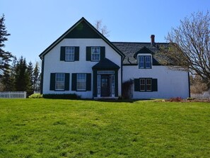 Exterior - Wavie Waters Cottage! - King bed, Kayaks, Centrally located, stunning views. (Kensington)