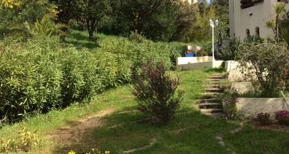 Villa d'architecte avec un jardin de 1600 m arboré
