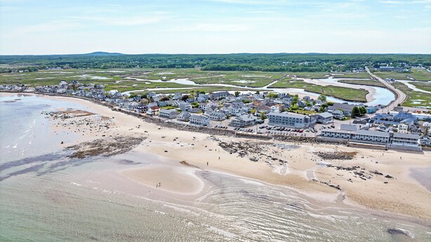 Nær stranden og solsenger