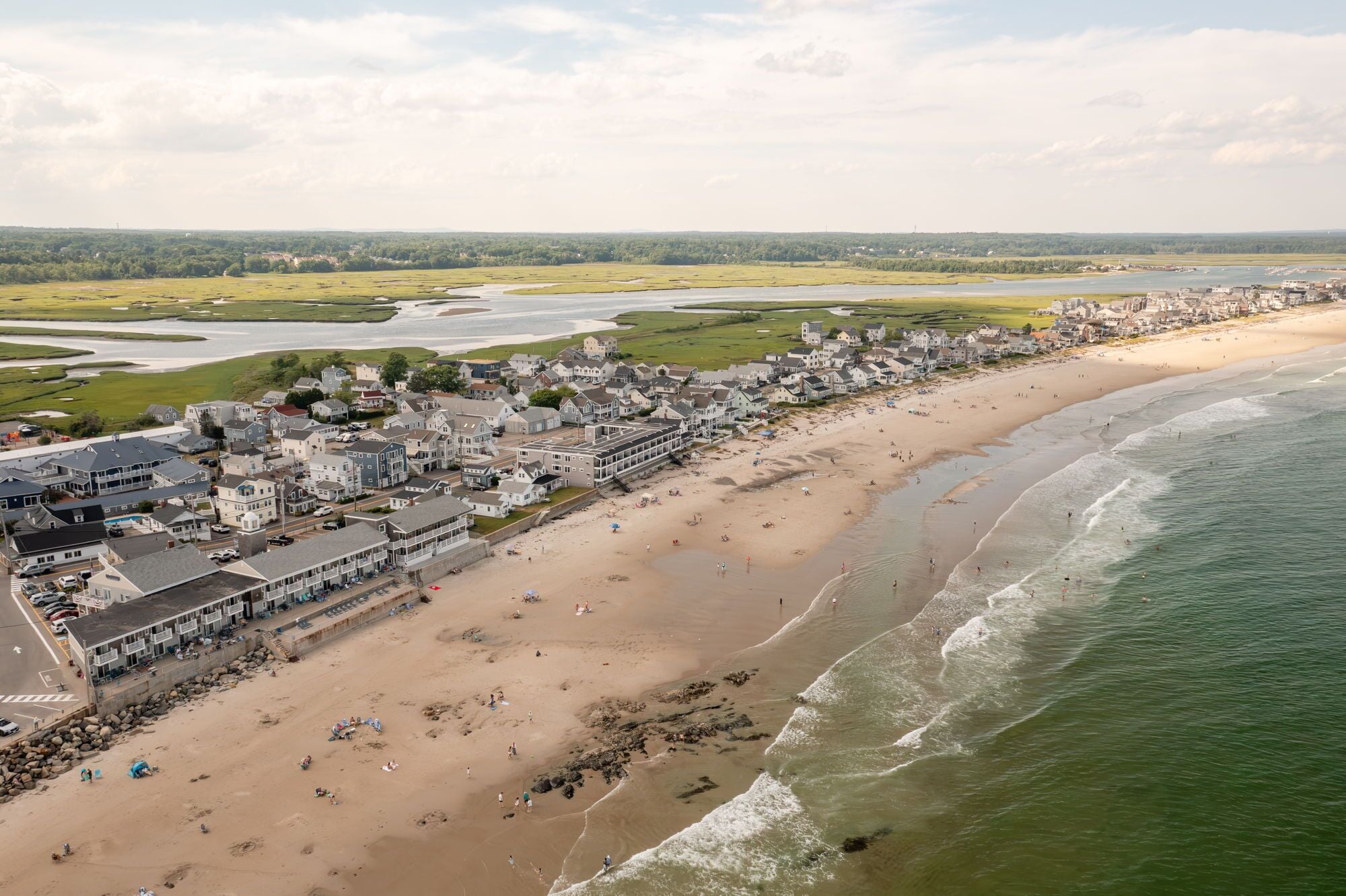 Une ville côtière dotée d’une longue plage, d’un ensemble dense de bâtiments et d’une rivière qui longe le rivage.