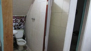 Standaard kamer, 1 slaapkamer, niet-roken | Badkamer | Een douche, een bidet, handdoeken