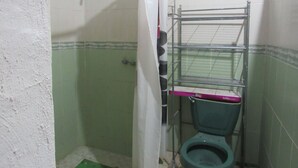 Deluxe kamer, niet-roken | Badkamer | Een douche, een bidet, handdoeken