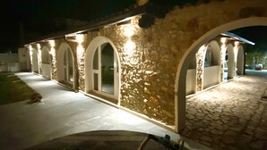 Un edificio de piedra con ventanas arqueadas y un camino empedrado.
