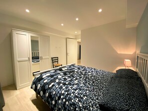 4 bedrooms, in-room safe, desk, iron/ironing board