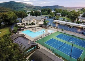 Sport court - Walk In with Pool right outside your back door! (Branson)