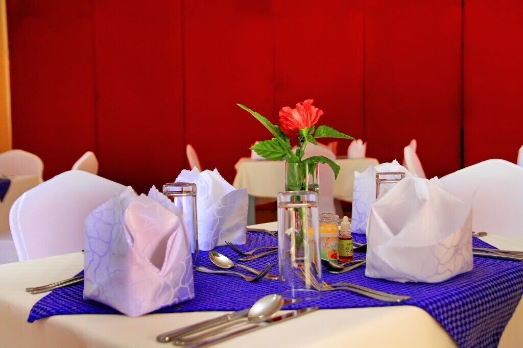 Frokost, lunsj og middag serveres, lokale og internasjonale retter 