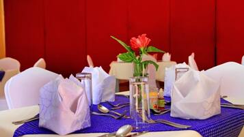 Der serveres morgenmad, frokost og lokale og internationale retter