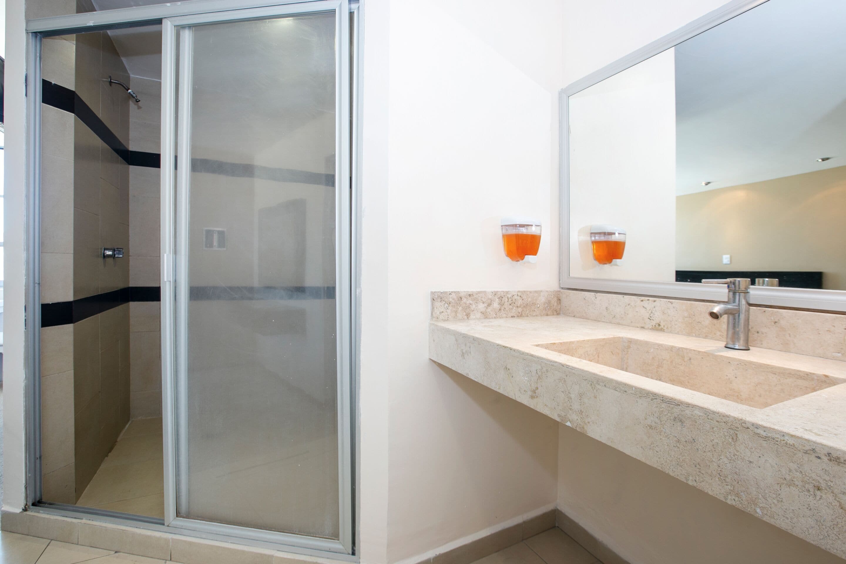 Quarto superior, várias camas | Banheiro | Chuveiro, toalhas de banho, sabonete, shampoo