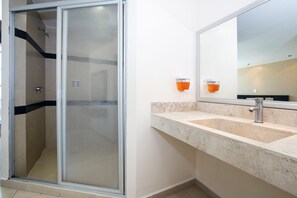 Habitación superior, varias camas | Baño | Ducha, toallas, jabón y champú