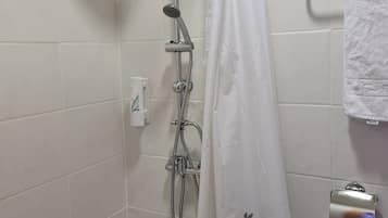 Habitación con 2 camas individuales | Baño | Regadera, amenidades de baño gratuitas, secadora de cabello, toallas