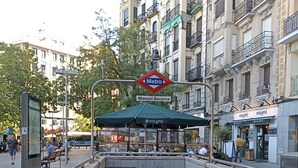 A metro station entrance with a sign for 'Manuel Becerra' and a 'Metro' sign above. - CH Murallas II (Madrid)