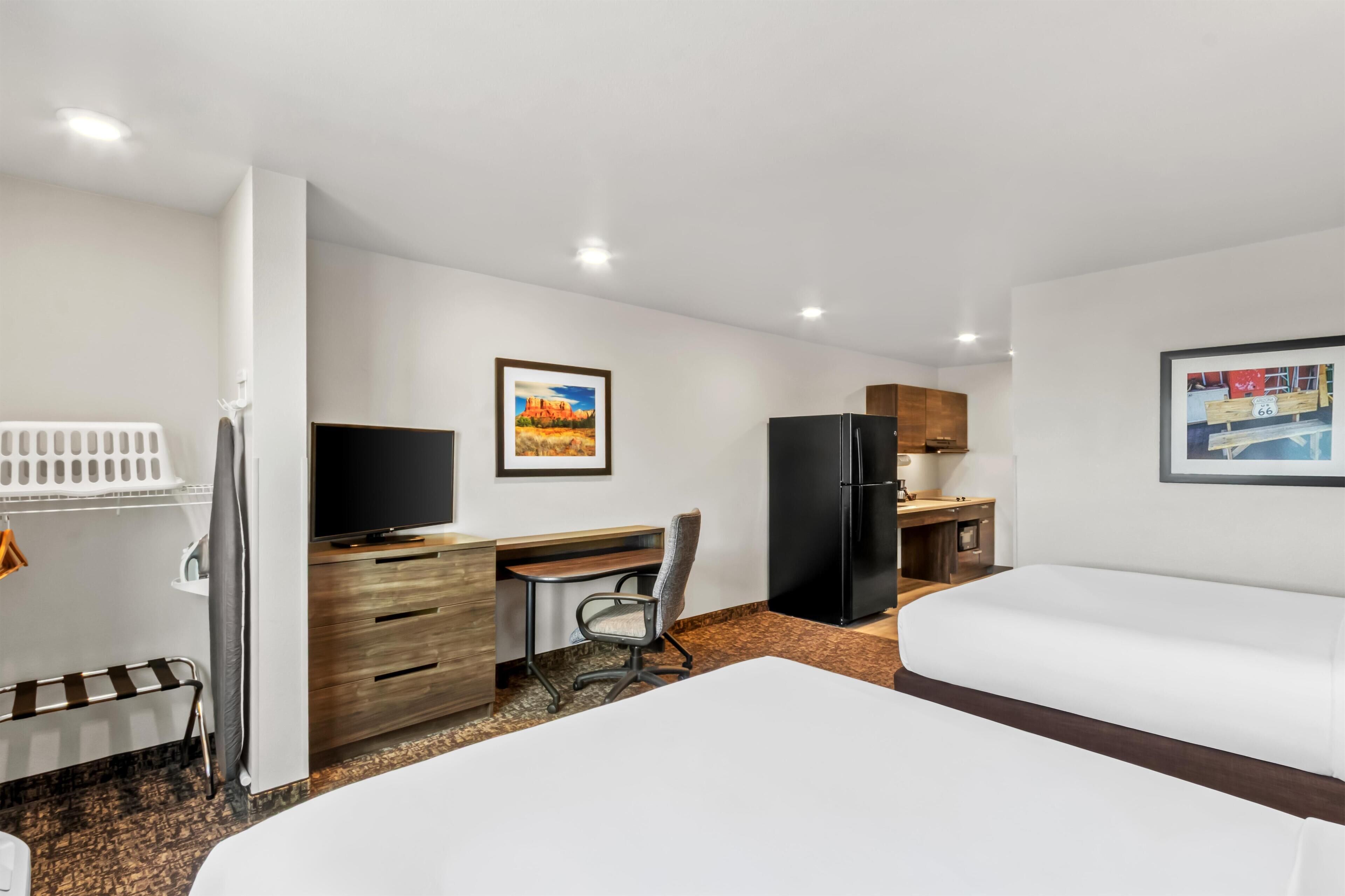 Habitación, 2 camas de matrimonio, accesible en silla de ruedas | Ropa de cama de alta calidad y colchones con acolchado adicional