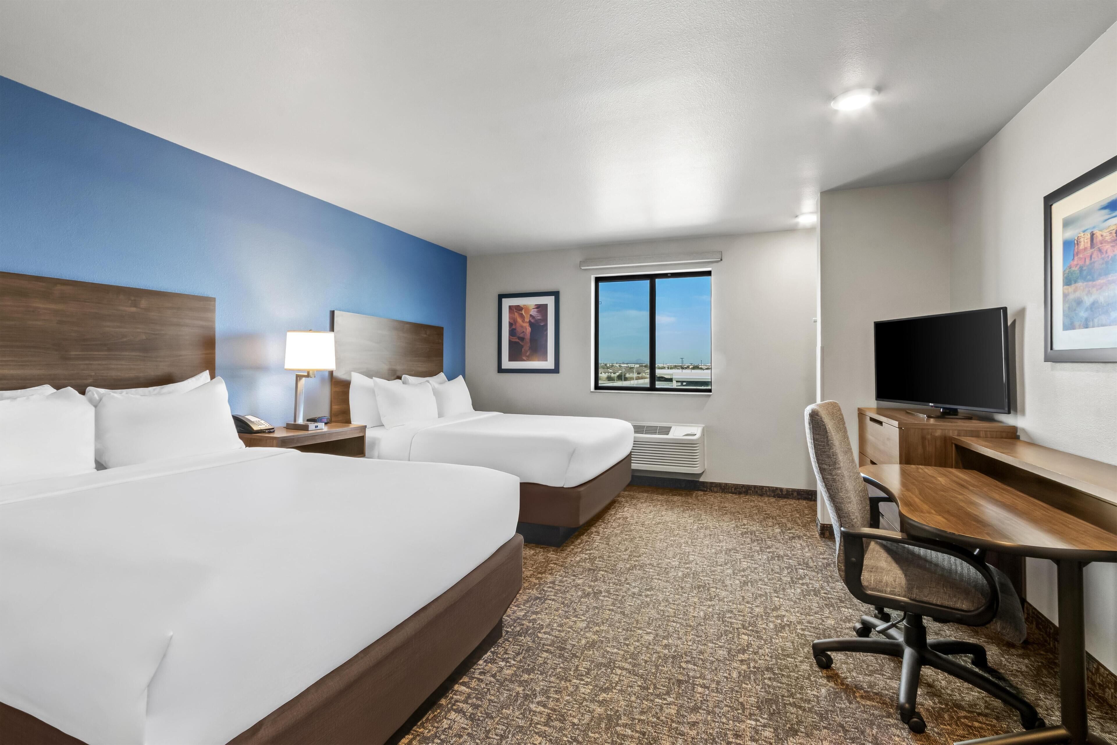 Rom, 2 queensize-senger, tilpasset bevegelseshemmede | Sengetøy av topp kvalitet, senger med overmadrass og skrivebord