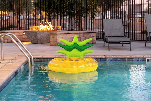 Piscina all'aperto, lettini