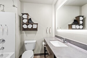 Duschwanne, kostenlose Toilettenartikel, Haartrockner, Handtücher