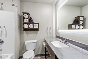 Bañera con ducha, artículos de tocador gratuitos, secador de pelo