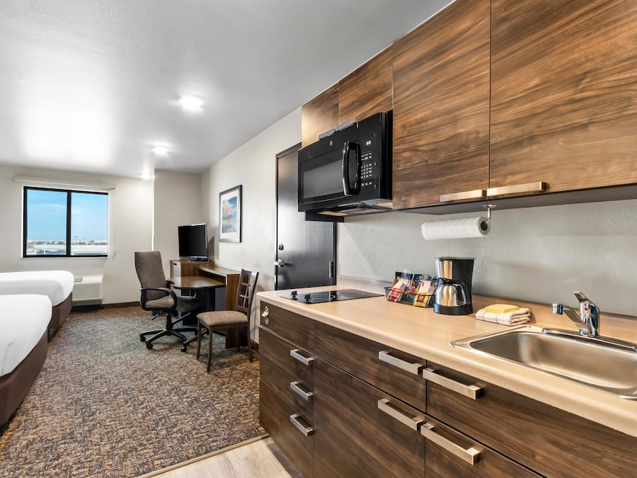 Combined shower/bathtub, free toiletries, hair dryer, towels