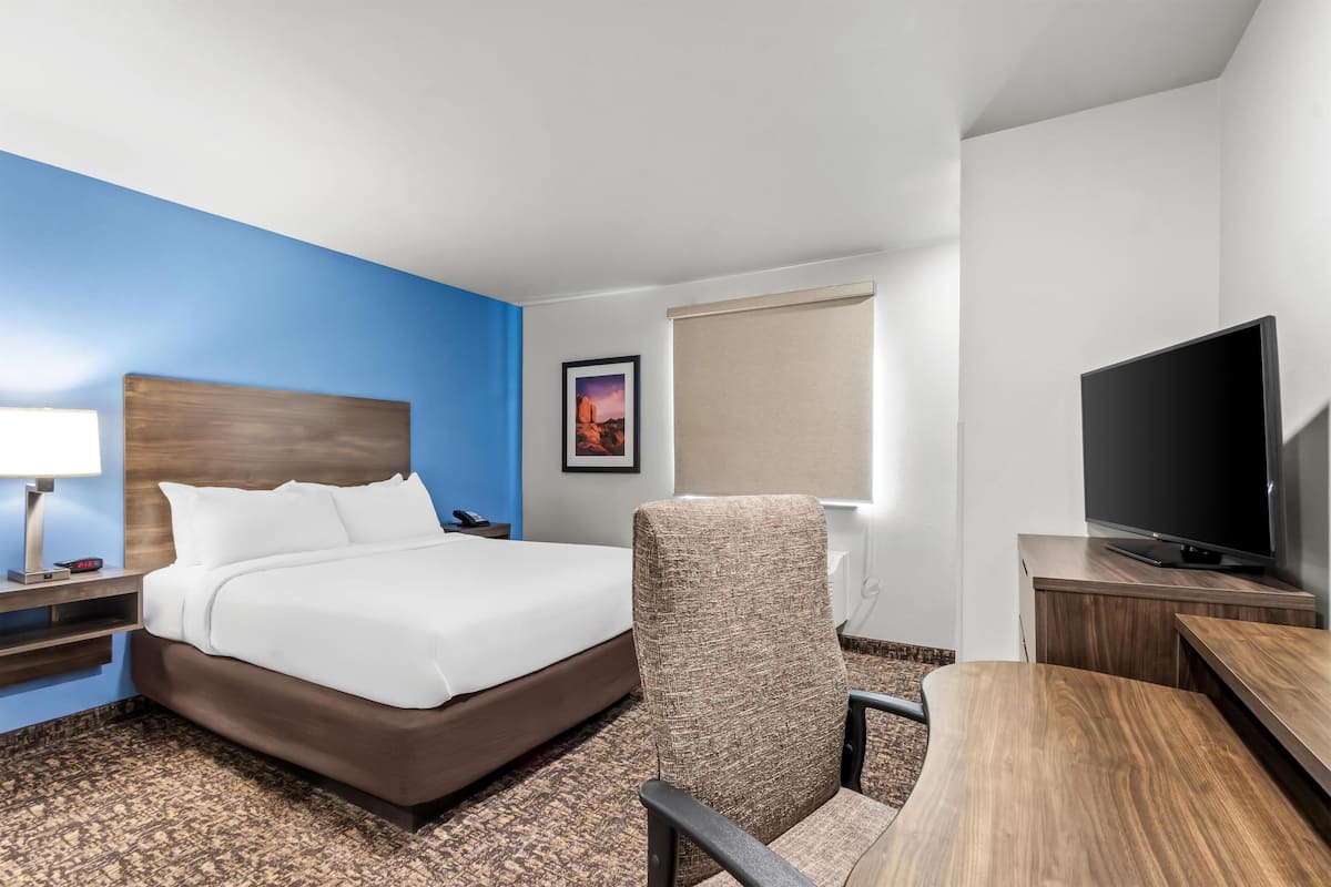 Habitación, 1 cama Queen size (Hearing Impaired, Roll In Shower) | Ropa de cama de alta calidad, camas con pillow-top y escritorio