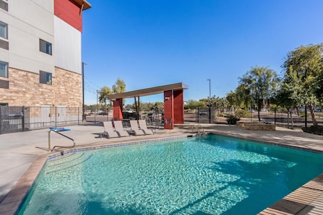 Outdoor pool, sun loungers. Sonesta Simply Suites Avondale