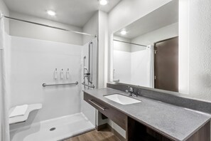 Zimmer, 1 Queen-Bett, barrierearm (Hearing Impaired, Roll In Shower) | Badezimmer | Duschwanne, kostenlose Toilettenartikel, Haartrockner, Handtücher