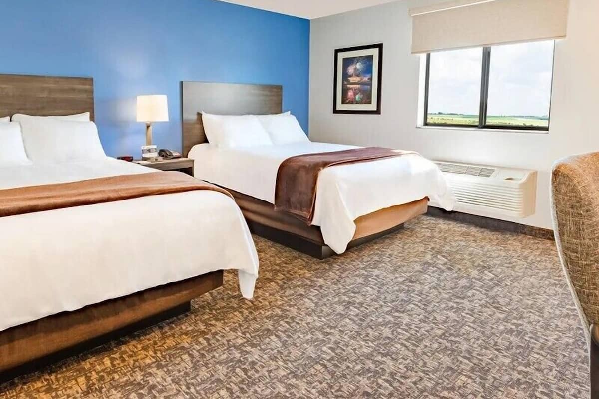 고급 침구, 필로우탑 침대, 책상, 노트북 작업 공간