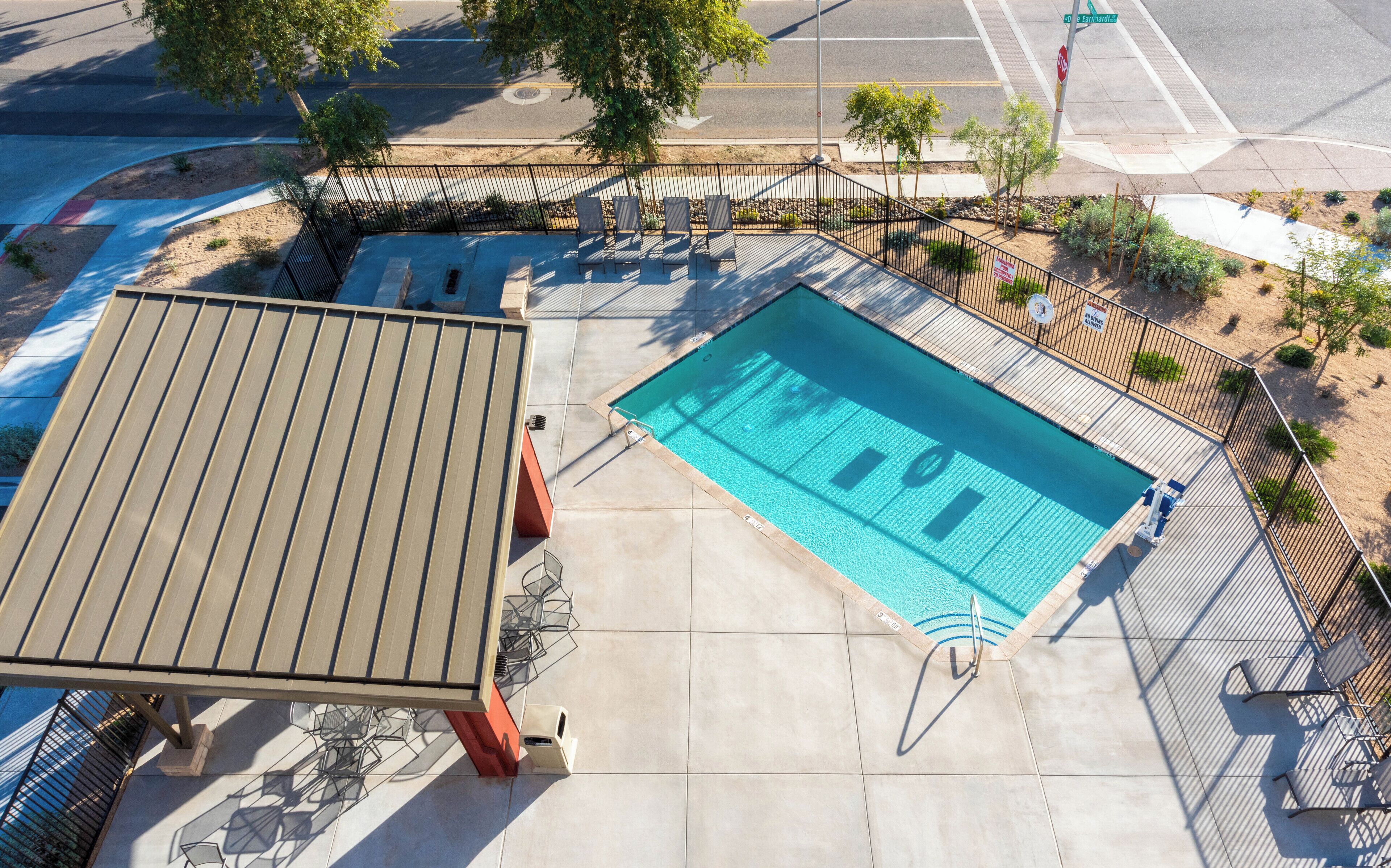 室外游泳池，提供日光浴躺椅