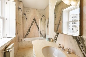 Villa | Bathroom | Combined shower/tub, free toiletries, hair dryer, towels - Nova Sintra Twin Houses (Porto)