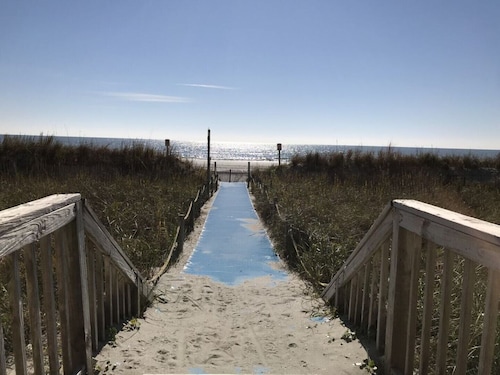 Beachfront/amazing views!!😎1BR-1BA condo w/elevator/pool/W&D!