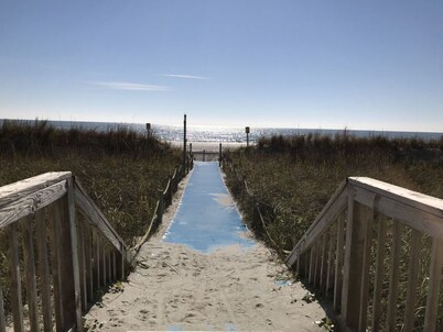 Beachfront/amazing views!!😎1BR-1BA condo w/elevator/pool/W&D!