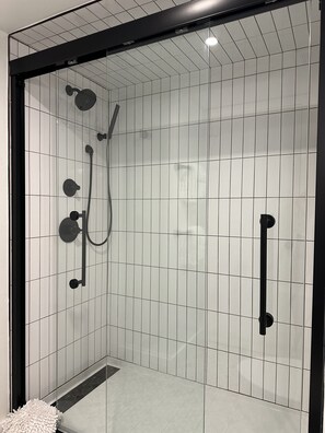 Combined shower/bathtub, hair dryer, towels, soap