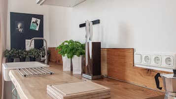 Grand réfrigérateur, four, plaque de cuisson, cafetiÚre/bouilloire