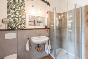 Shower, hair dryer, towels, shampoo - Wohnen am Schlossberg (Thüngen)