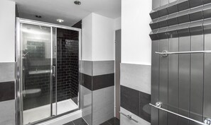 Bathroom shower - Foxley Place - MK City house (Milton Keynes)