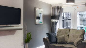 House, 4 Bedrooms | Living room | Flat-screen TV, Netflix, streaming services
