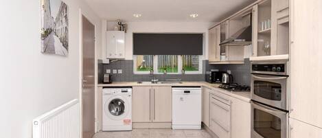 House, 4 Bedrooms | Private kitchen