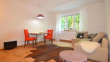 Apartment | Living area | 120-cm flat-screen TV with cable channels, plasma TV