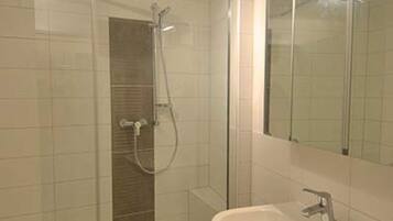 LÀgenhet | Badrum | Dusch, hÄrtork, golvvÀrme och handdukar