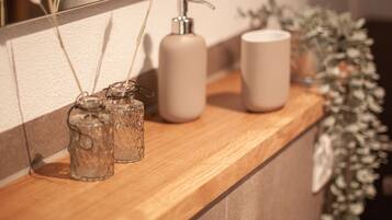 Apartment | Bathroom | Shower, hair dryer, heated floors, towels