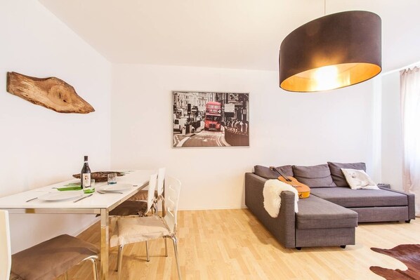 Appartement | Salle de séjour | Télévision LED de 120 cm avec chaînes par câble, télévision