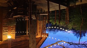 Chalet, baño en la habitación | Vista del balcón