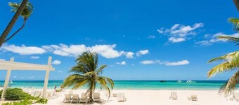 PENTHOUSE WITH PRIVATE ROOF TOP OASIS . SHORT WALK TO THE BEACH 🏖