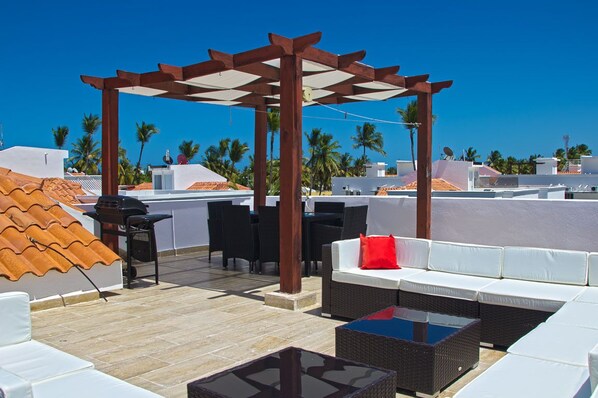 Outdoor dining - PENTHOUSE WITH PRIVATE ROOF TOP OASIS . SHORT WALK TO THE BEACH 🏖 (Punta El Cortecito)