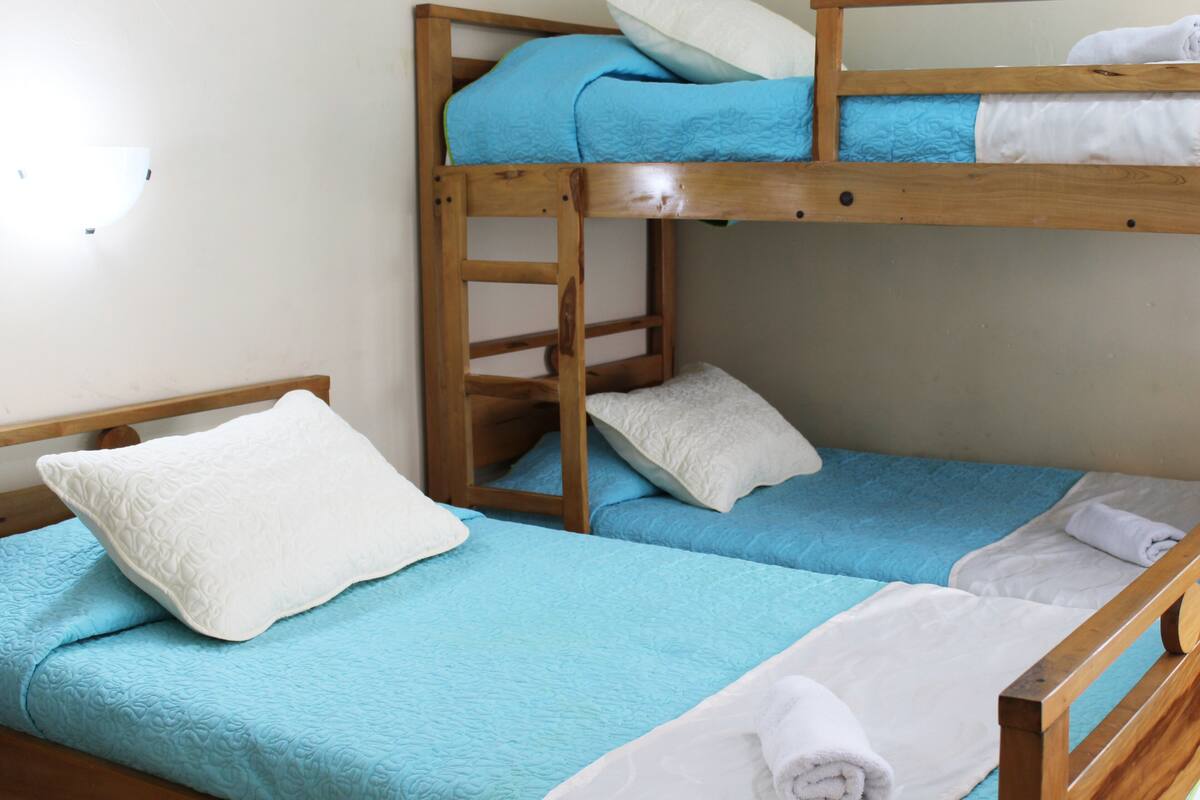 Habitación Familiar Quadruple | Ferros/tábuas de passar roupa, Wi-Fi de cortesia