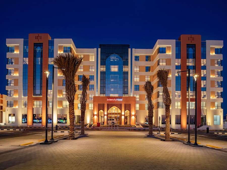 Fachada de la propiedad por la tarde o noche