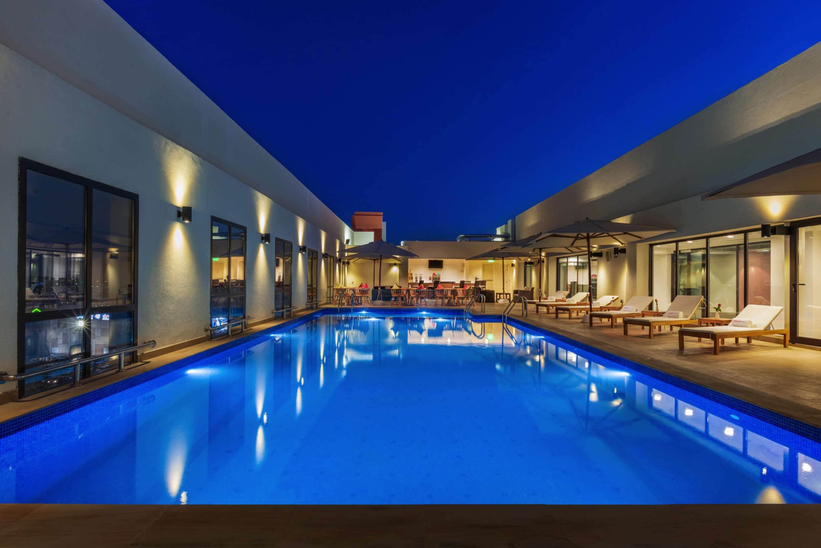 室外游泳池，08:00 至 20:00 开放，日光浴躺椅